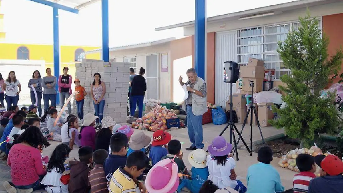 La Casa Otomí convivió con las familias de la zona indígena de Amealco y se les llevaron insumos